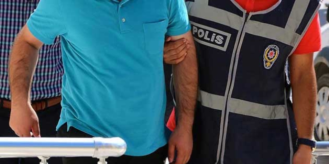 Akademisyen ve öğretmenlerin de olduğu 14 kişi gözaltında