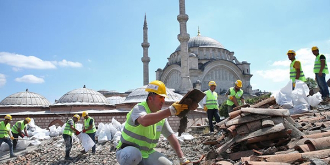 Kapalıçarşı'nın restorasyonu çatıdan başladı