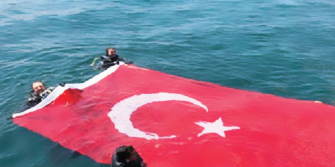 Şehitler için Boğaz'a daldılar
