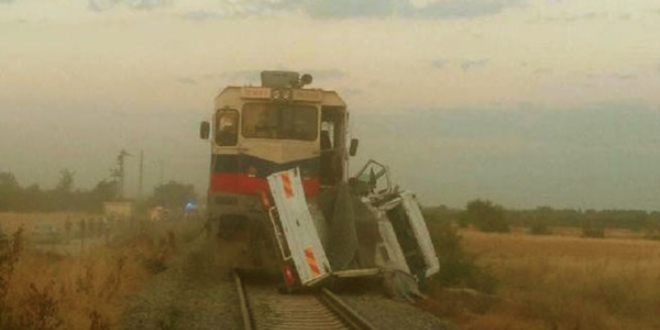 Tren, tarım işçilerinin kamyonetine çarptı: 2 ölü, 9 yaralı