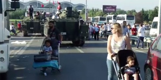 Sabiha Gökçen Havaalanı'na girmek isteyen askerler gözaltına alındı