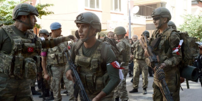 Asker ve polisler birbirlerini tanımak için flama taktı