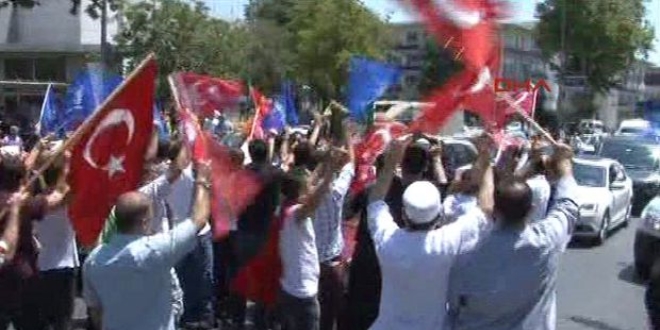 Emniyet Müdürlüğü önünde kalabalık