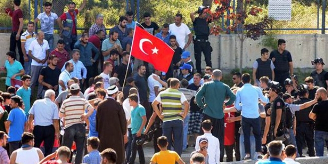 Mermisi biten polislerin yardımına vatandaşlar koştu