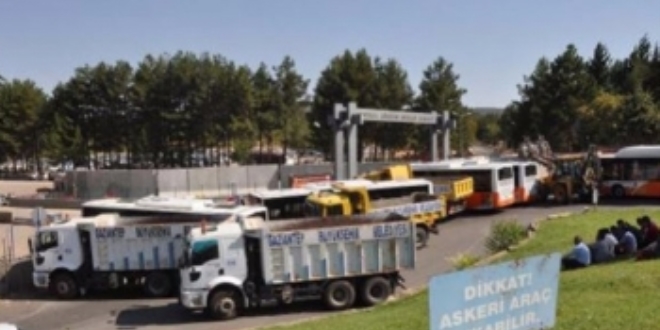 Zırhlı Tugay Komutanlığının girişi otobüs ve iş makineleriyle kapatıldı