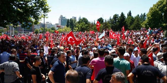 Ankara'da vatandaşlar meydanları boş bırakmıyor