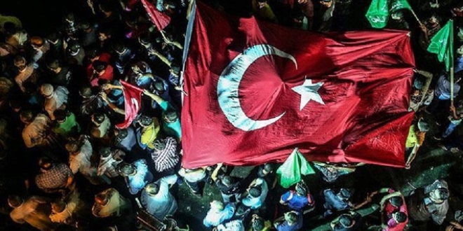 Cumhurbaşkanlığı: Meydanları terk etmeyelim