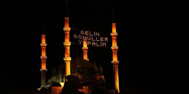 Bütün camilerde demokrasi şehitleri için sala okundu