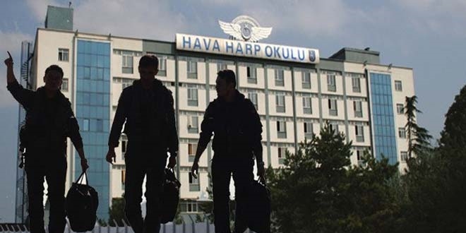 Sınavlar ertelendi, öğrenciler Hava Harp Okulu'nun kapısından döndüler