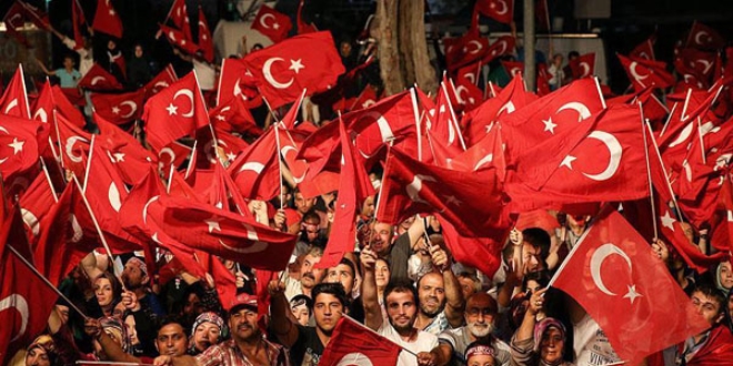 Meydanlarda 'demokrasi nöbeti' devam ediyor