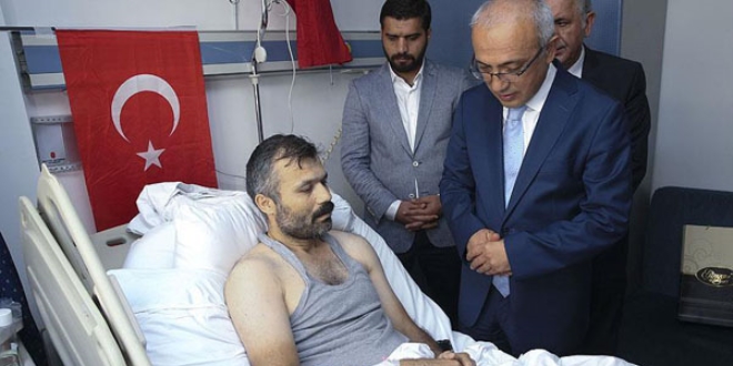 Bakan Elvan yaralıları ziyaret etti