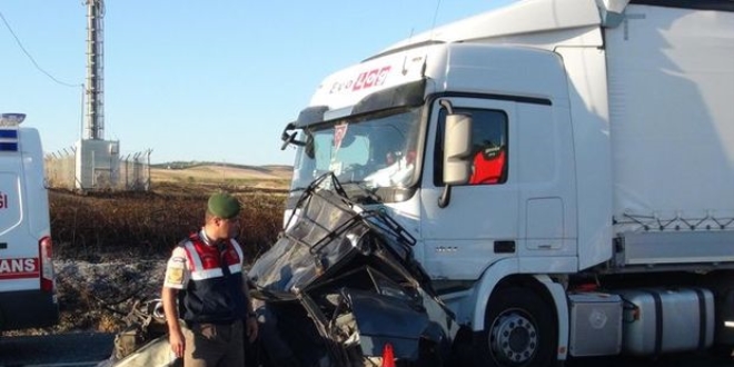 Tekirdağ iki TIR arasında sıkışan otomobildeki 5 kişi öldü