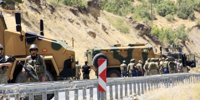 Hakkari Çukurca karayolunda çatışma: 2 asker yaralı