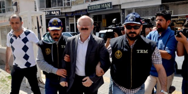 Adana'da gözaltına alınan 4 polis ile zabıt katibi adliyeye sevk edildi