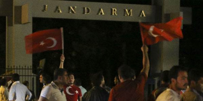 Vatandaşlar, İstanbul'daki bazı kışlaların önünde toplandı