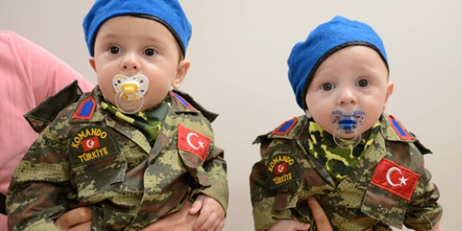 Askeri niformal ikiz bebekler 'demokrasi nbeti'nde
