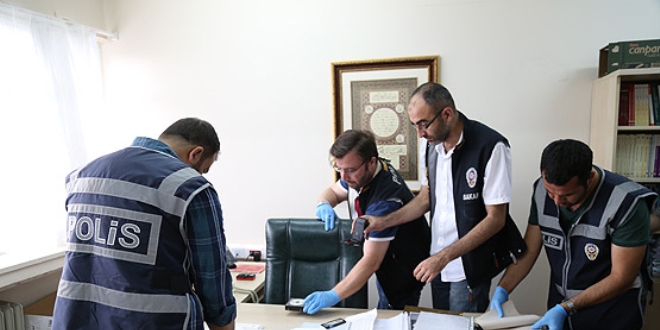 İstifası alınan 9 dekanın odasında polis ekiplerince arama yapıldı