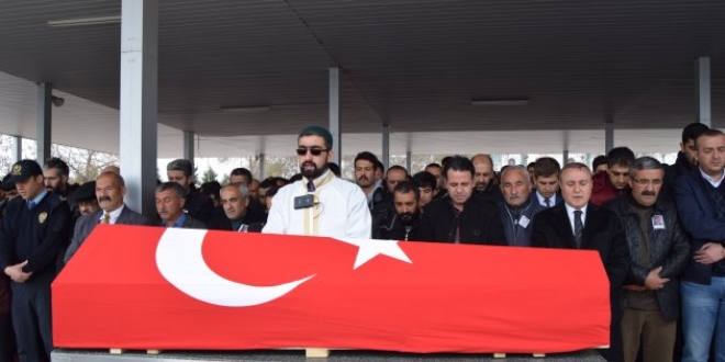 Trafik kazasında hayatını kaybeden polis memuru toprağa verildi