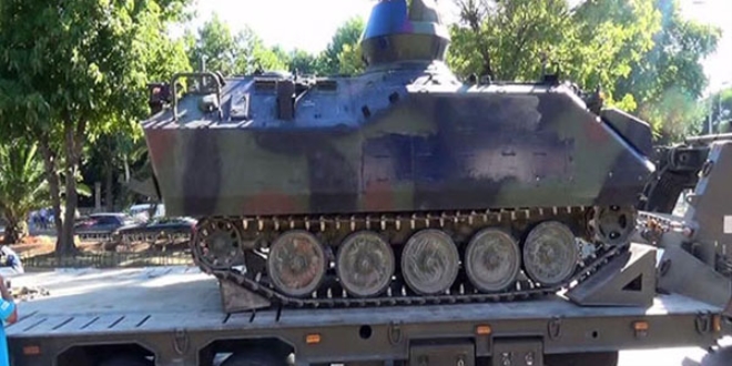 Darbeci askerlerin çıkardığı tanklar kışlalara götürülüyor