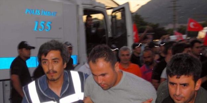 Turkcell'in iletiimi kesmeye alan 13 asker ile bir retmen tutukland