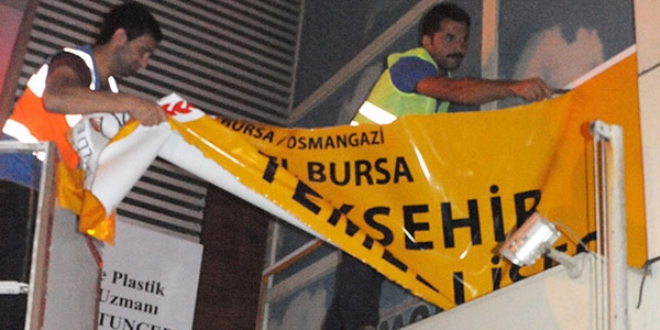 Bursa'da kapatılan okulların tabelaları söküldü