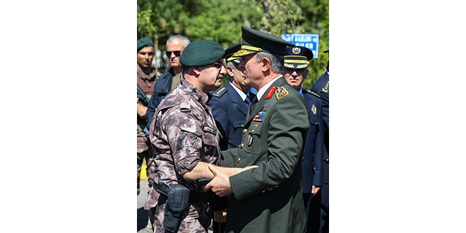 Org. Akar, sarılarak başsağlığı diledi