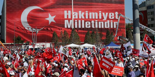 CHP'liler 'Cumhuriyet ve Demokrasi Mitingi' iin Taksim'de