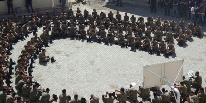 Darbeci askerlerin ifadelerini 25 savcı alacak