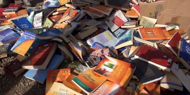 Tatvan'da FETÖ liderine ait çok sayıda kitap bulundu