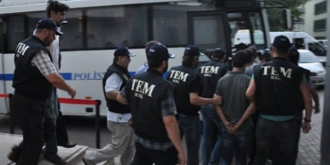 Bursa'da 8 emniyet mdr ve 2 polis tutukland