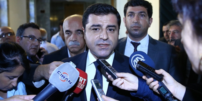 Demirtaş: Yeni anayasa yapılmasını destekliyoruz, içinde olmak istiyoruz
