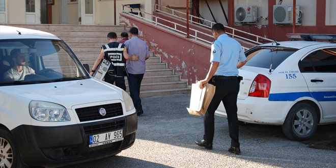Adıyaman'da 10 memur ve iş adamı gözaltına alındı