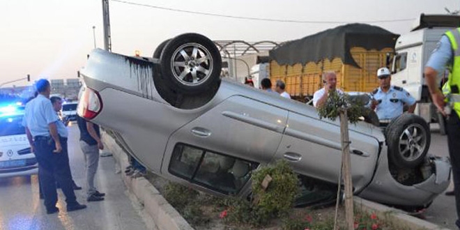 Trafik kazası yapan komiser yaralandı
