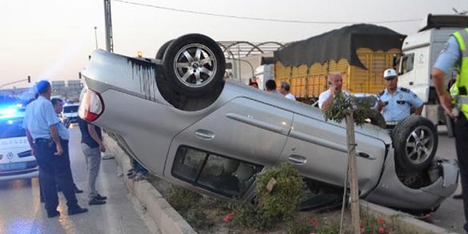 Trafik kazas yapan komiser yaraland