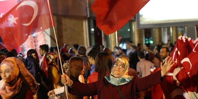 Meydanlardaki demokrasi nöbeti sürüyor