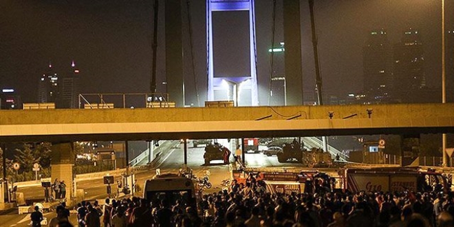 Darbeciler, askeri gemiden ateş açma emri vermiş