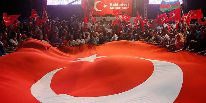 Meydanlarda 'demokrasi nöbeti' devam ediyor