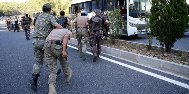 Marmaris'te yakalanan 7 darbeci askerden 2'si tutukland