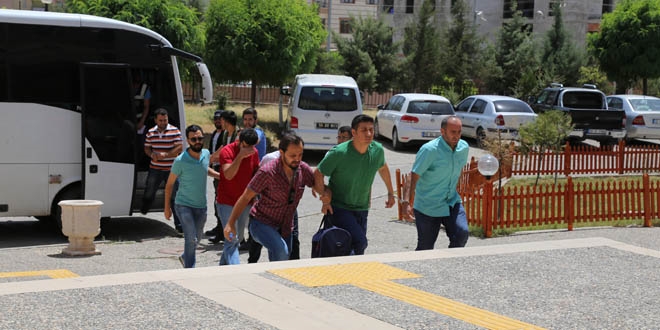 Siirt'te gözaltına alınan 120 polisten 27'si tutuklandı