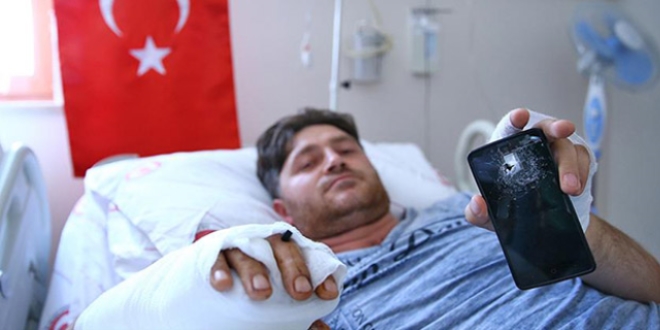 Polisi, darbecilerin kurşunundan cep telefonu kurtardı