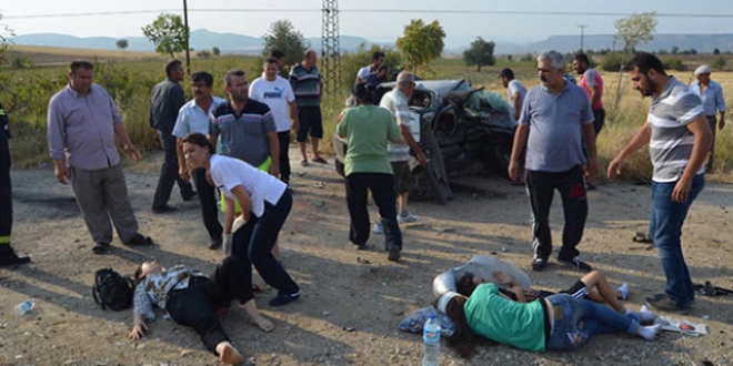 Manisa'da trafik kazas: 3 l, 4 yaral