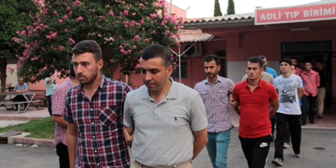 Manisa'da gzaltna alnan 10'u polis 15 pheli tutukland