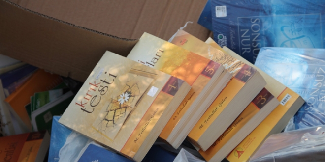 Çöp konteynerinde FETÖ'ye ait kitap ve CD bulundu
