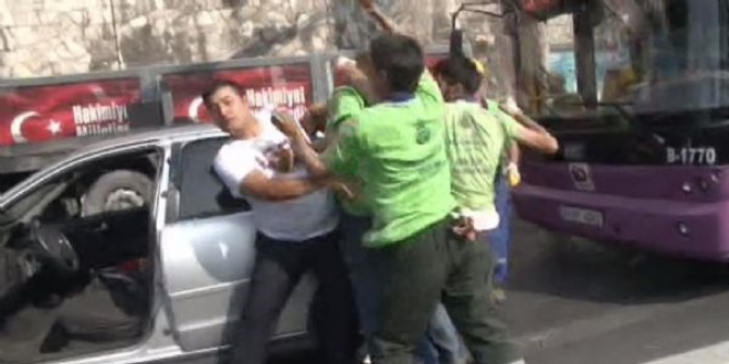 Belediye işçisiyle yumruklaşan sürücü silah çekti