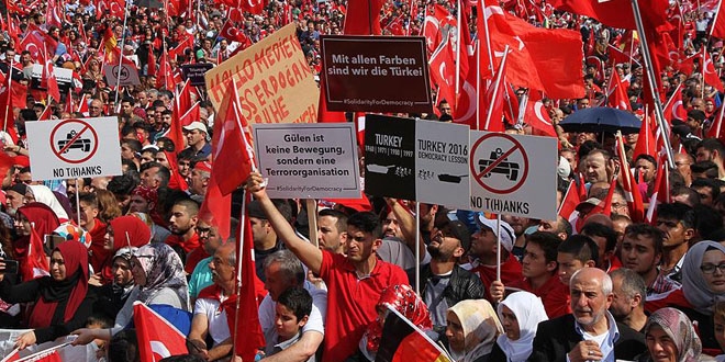 Avrupalı Türkler demokrasi mitinginde buluştu