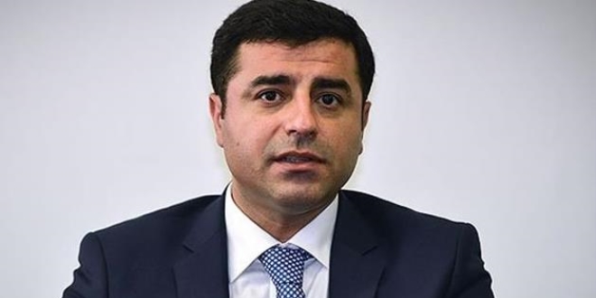 'Akbabalar bu ülkenin üstünde dönmeye devam ediyor'