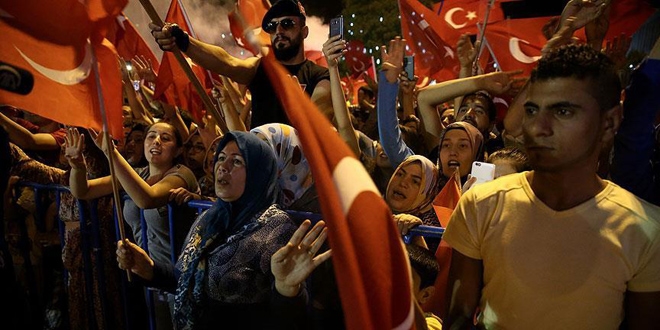 İkinci vatanlarında demokrasi nöbeti tutuyorlar