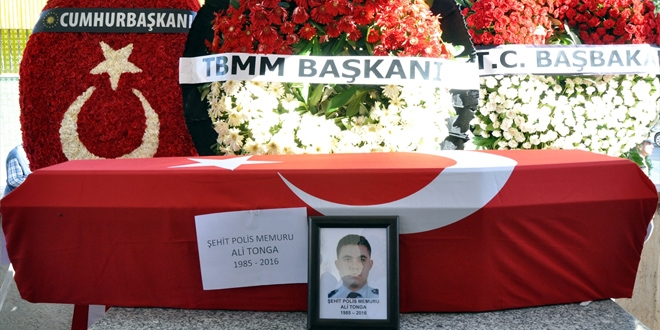 Trafik kazasında şehit olan polis toprağa verildi