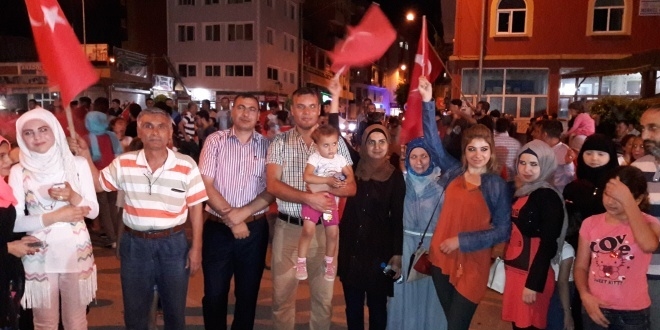 Suriyeliler 'demokrasi nöbeti'nde Türk halkına destek oluyor