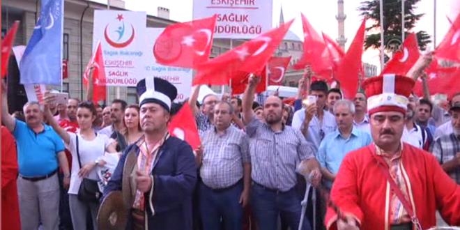 Eskişehir'de sağlık çalışanları darbe girişimini protesto etti